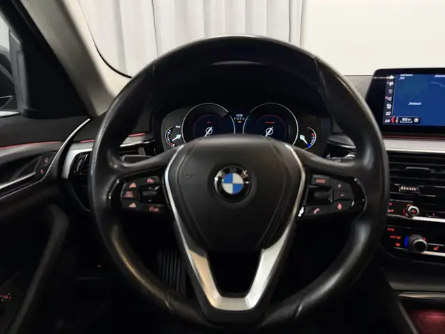 BMW 5 Series view 10