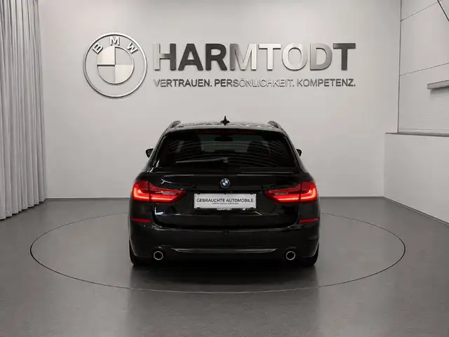 BMW 5 Series view 4