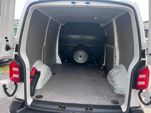 Volkswagen Transporter view 14