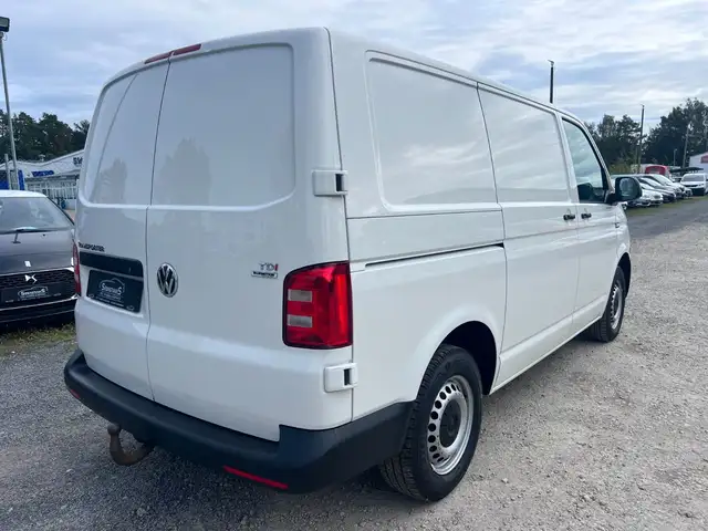 Volkswagen Transporter view 4