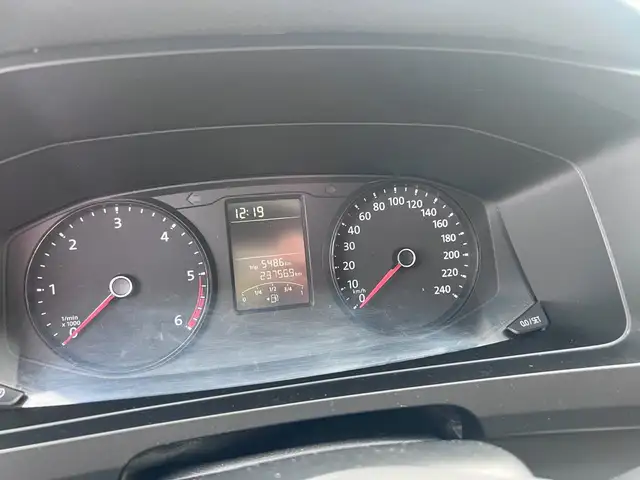 Volkswagen Transporter view 11