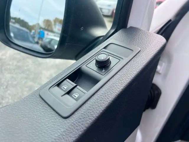 Volkswagen Transporter view 12