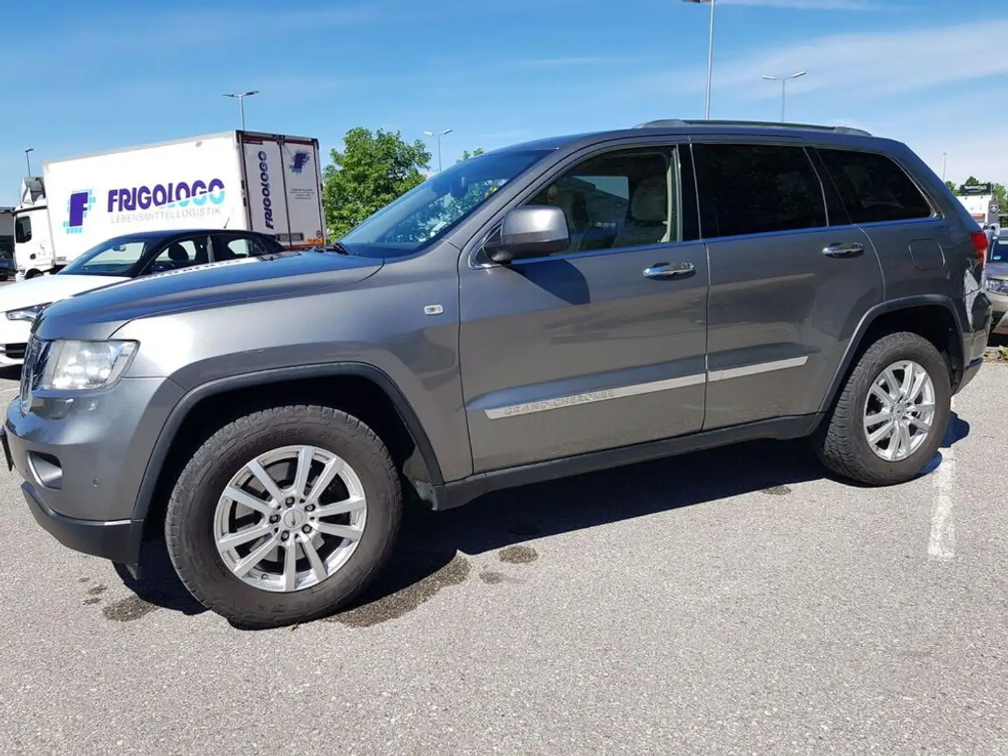 Jeep Grand Cherokee 3.0 CRD Overland / AHV / Pano / Grau - 2