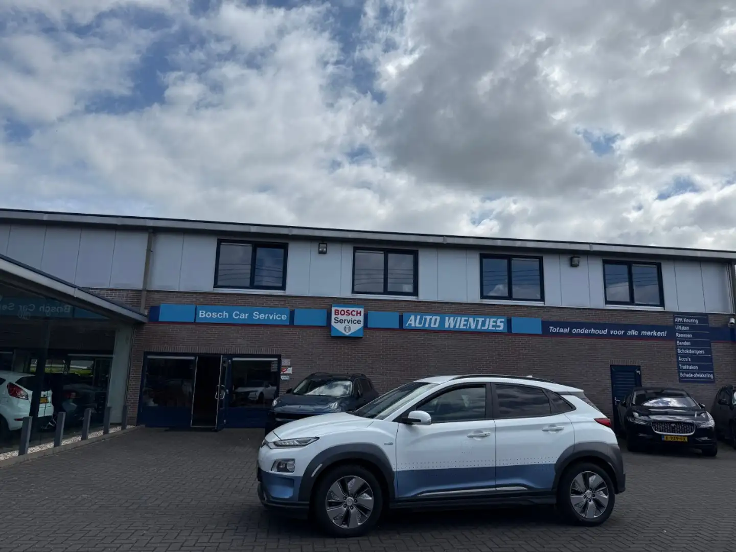 Hyundai KONA EV Premium 64kWh | SOH 100% | Leer | Navi Rood - 1