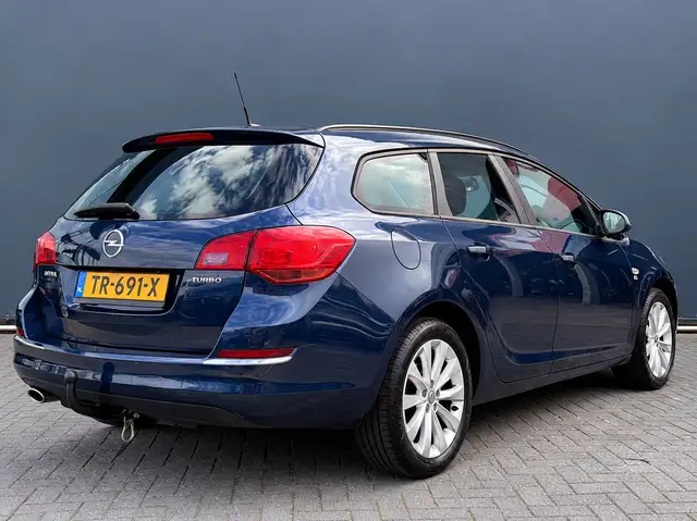 Opel Astra view 2