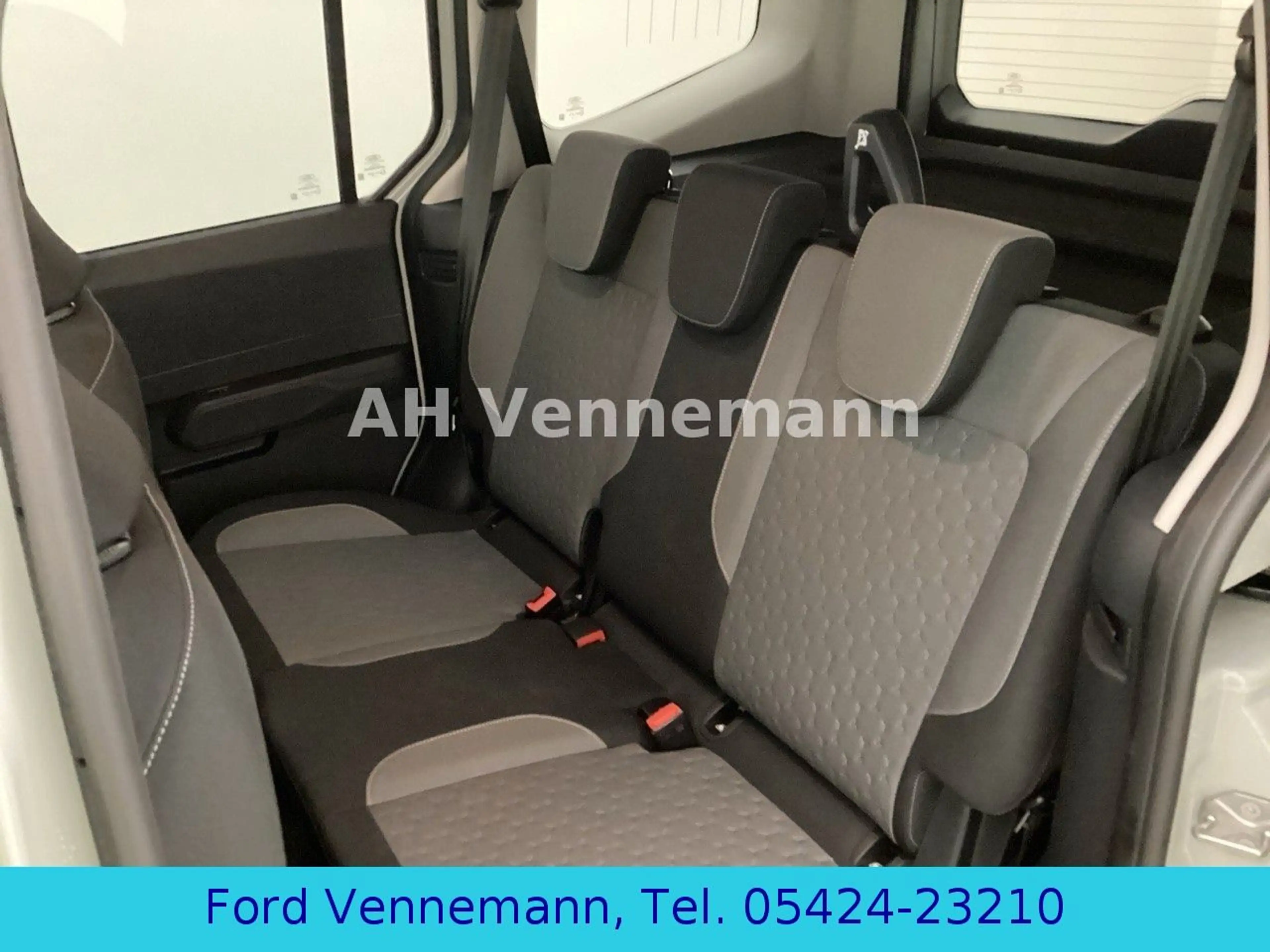 Ford Tourneo Courier 1.0 EB Titanium AT*4J.FGS* — photo 5