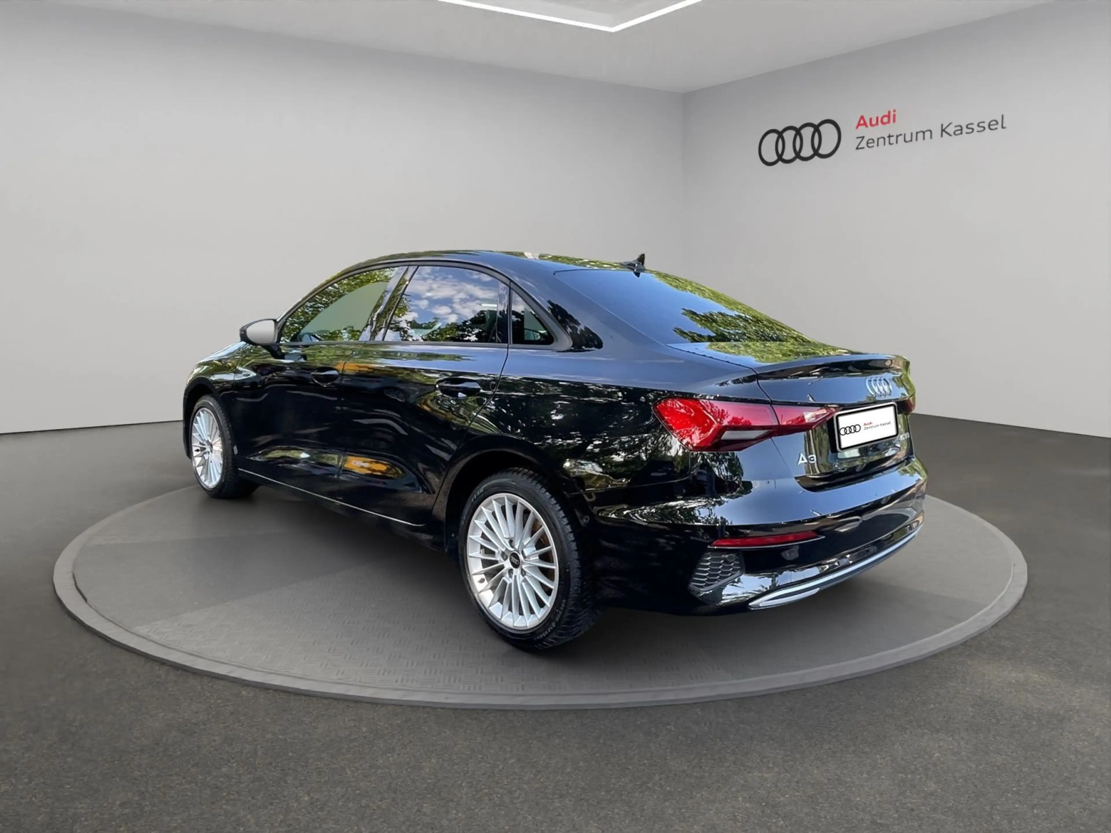 Audi A3 A3 Lim. 30 TFSI LED Kamera Carplay Sitzheizung — photo 4