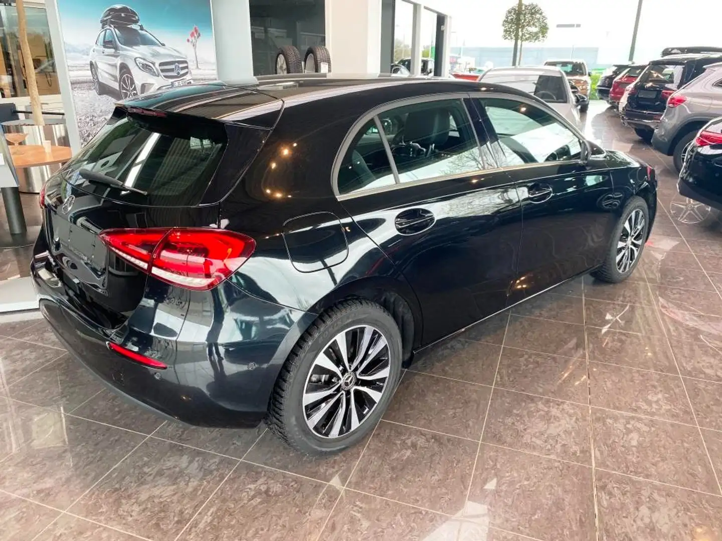 Mercedes-Benz A 250 e PHEV Style 7A + PTS/cam/GPS/LED/... in topstaat! Zwart - 2