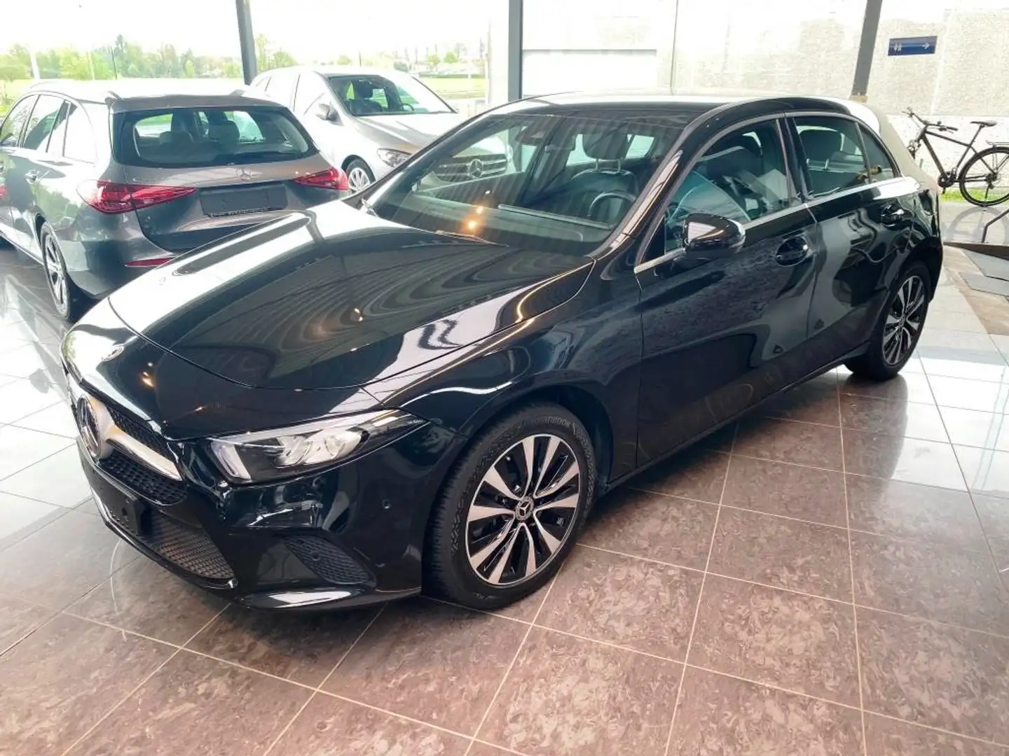 Mercedes-Benz A 250 e PHEV Style 7A + PTS/cam/GPS/LED/... in topstaat! Zwart - 1