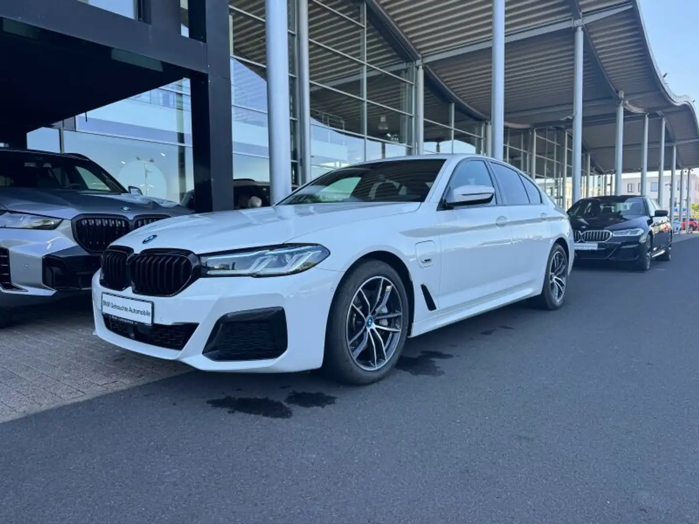 BMW 545 e xDrive Lim. M Sport Laser. Glasdach. HeadUp Weiß - 2
