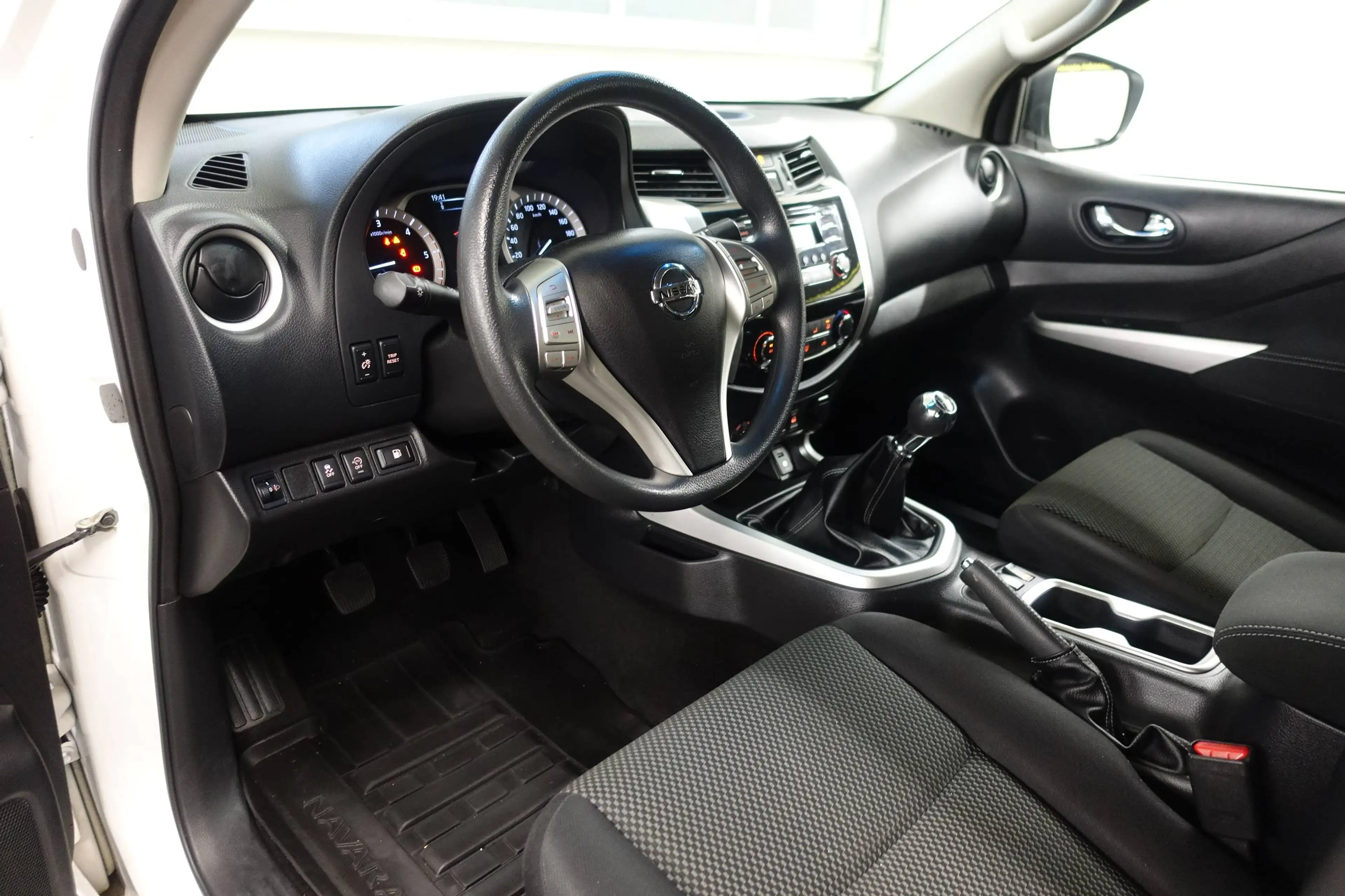 Nissan Navara 4x4 Double Cab 2.3 dCi Accenta — photo 5