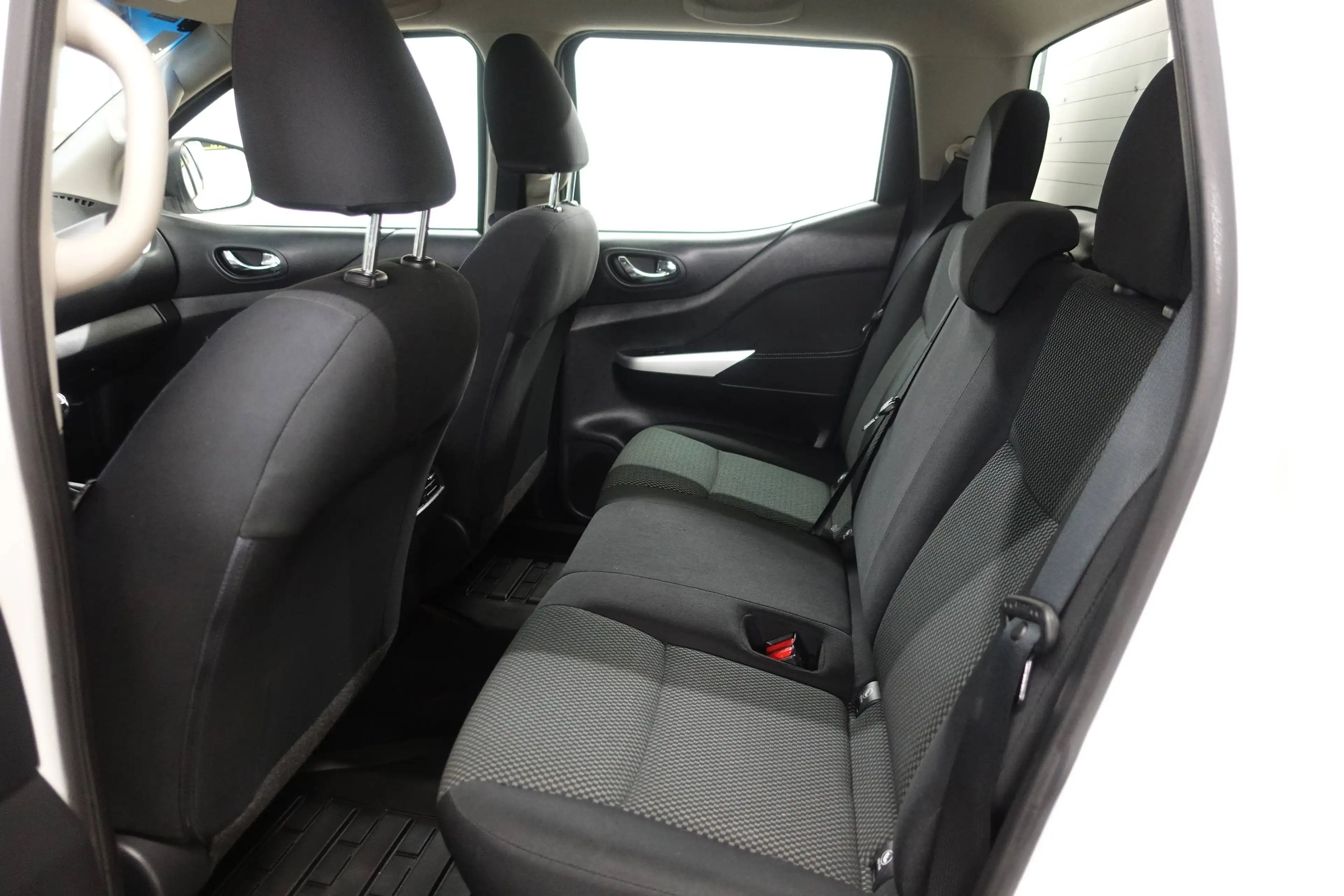 Nissan Navara 4x4 Double Cab 2.3 dCi Accenta — photo 15