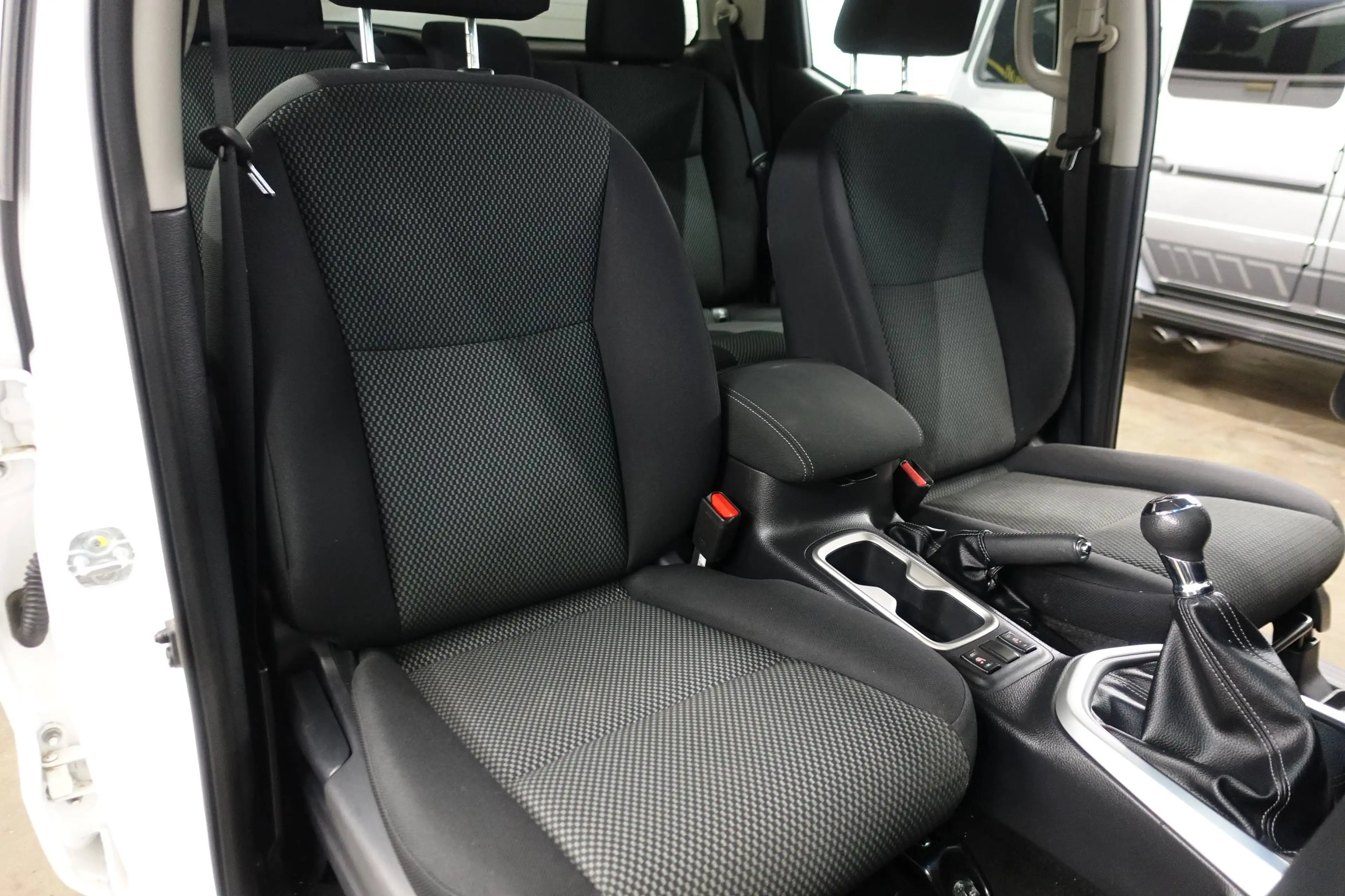 Nissan Navara 4x4 Double Cab 2.3 dCi Accenta — photo 13