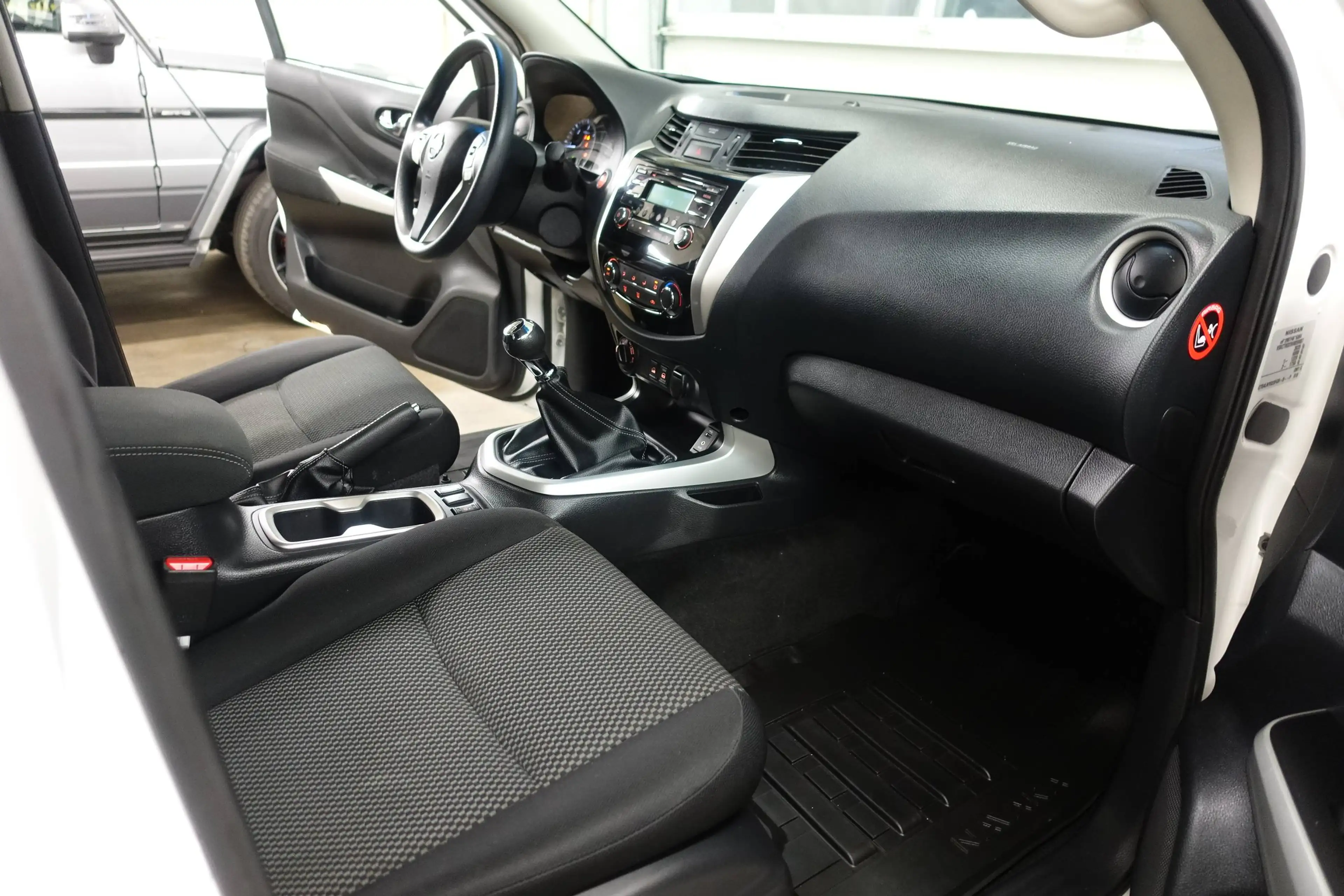 Nissan Navara 4x4 Double Cab 2.3 dCi Accenta — photo 12