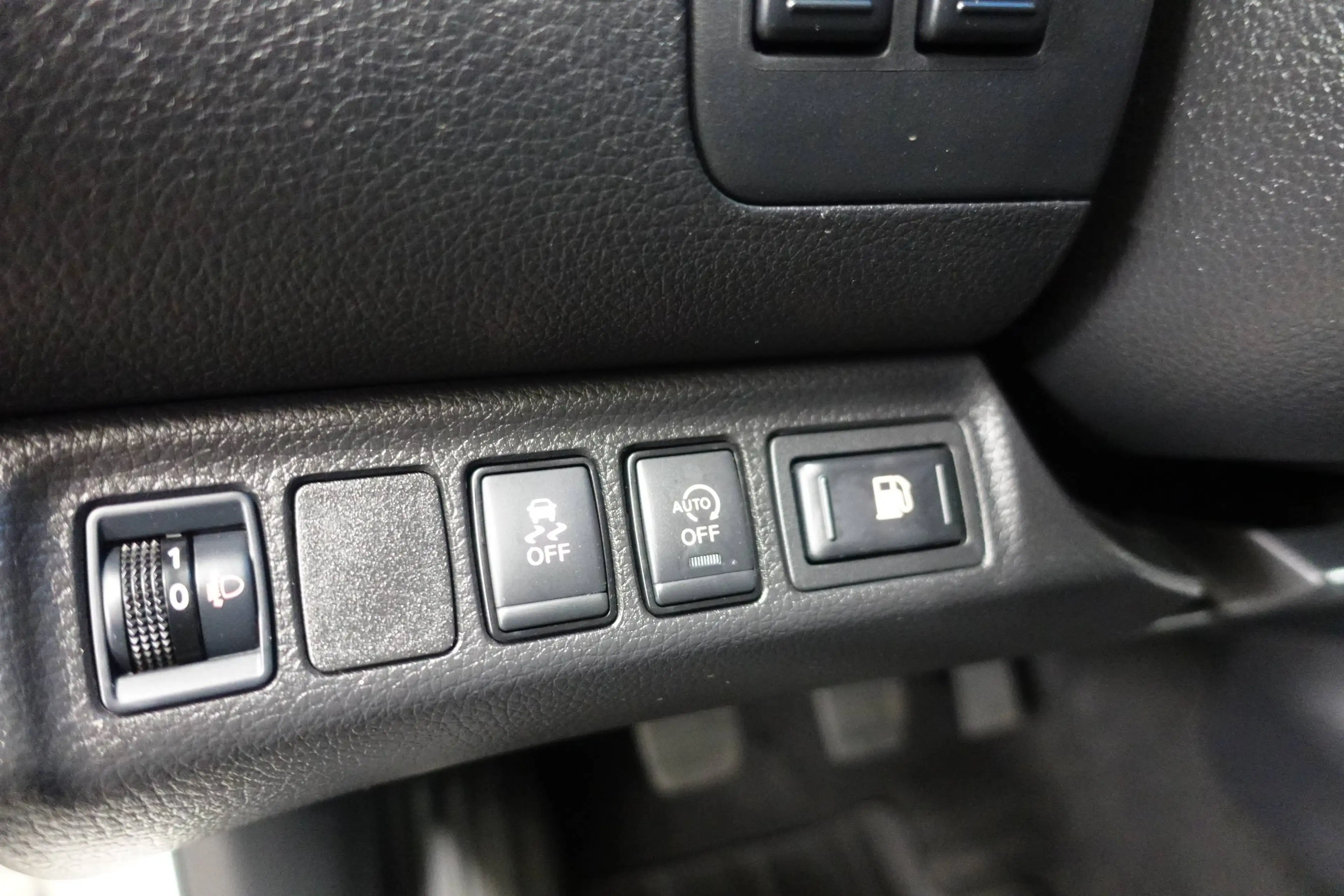 Nissan Navara 4x4 Double Cab 2.3 dCi Accenta — photo 9
