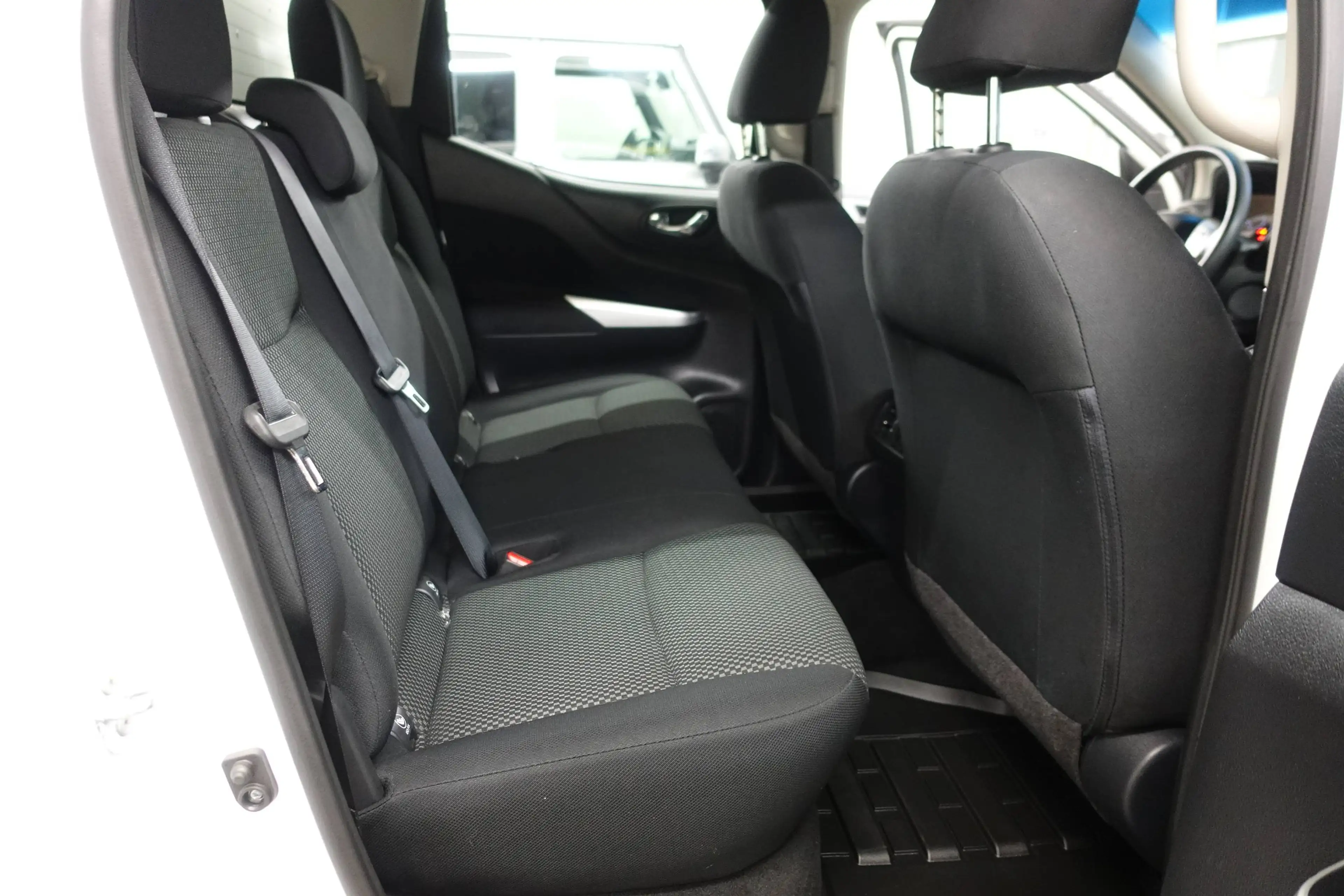 Nissan Navara 4x4 Double Cab 2.3 dCi Accenta — photo 14