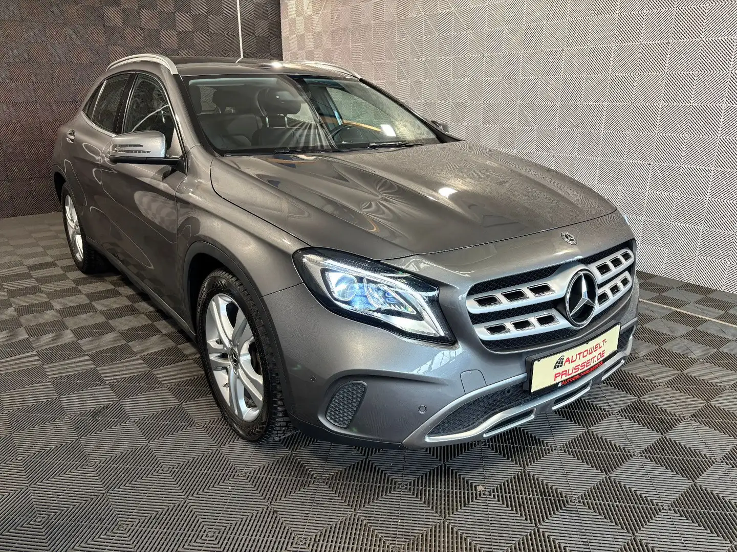 Mercedes-Benz GLA 180 *URBAN*LED-R.KAM-TEMPO-PDC-SHZ-ST&GO-LM18 Gris - 1