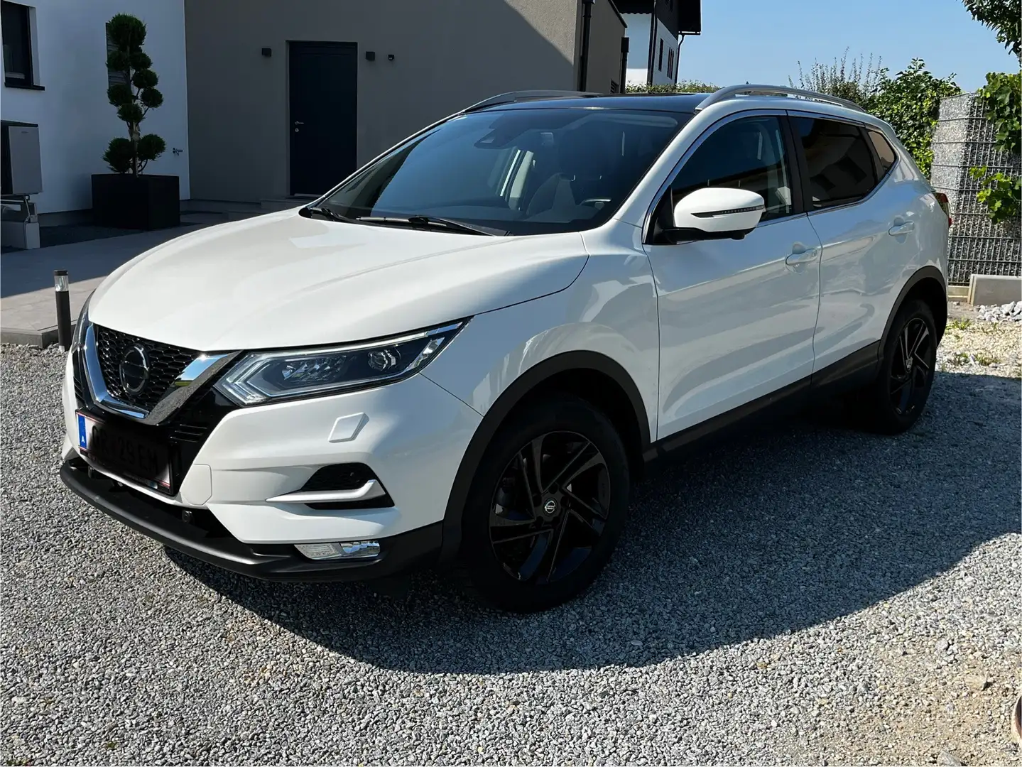Nissan Qashqai 1.3 DIG-T DCT N-CONNECTA Weiß - 1