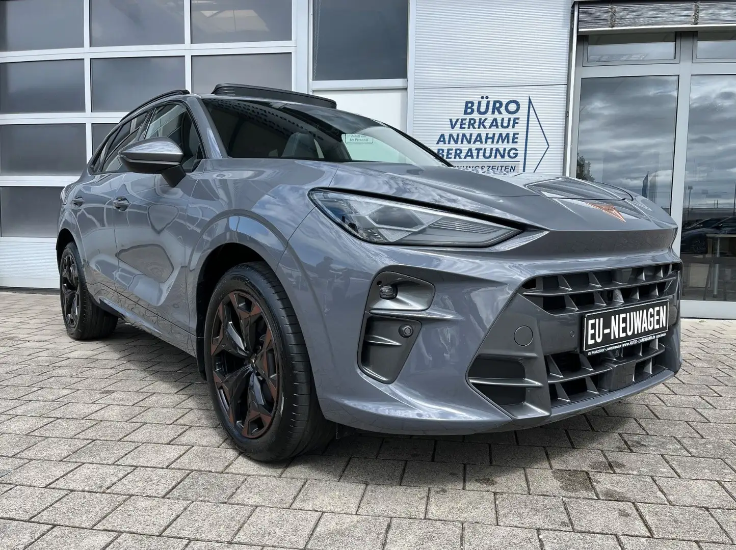 CUPRA Terramar 1.5 eTSI DSG PANO AHK KAM 19" 3 GAR Grau - 2