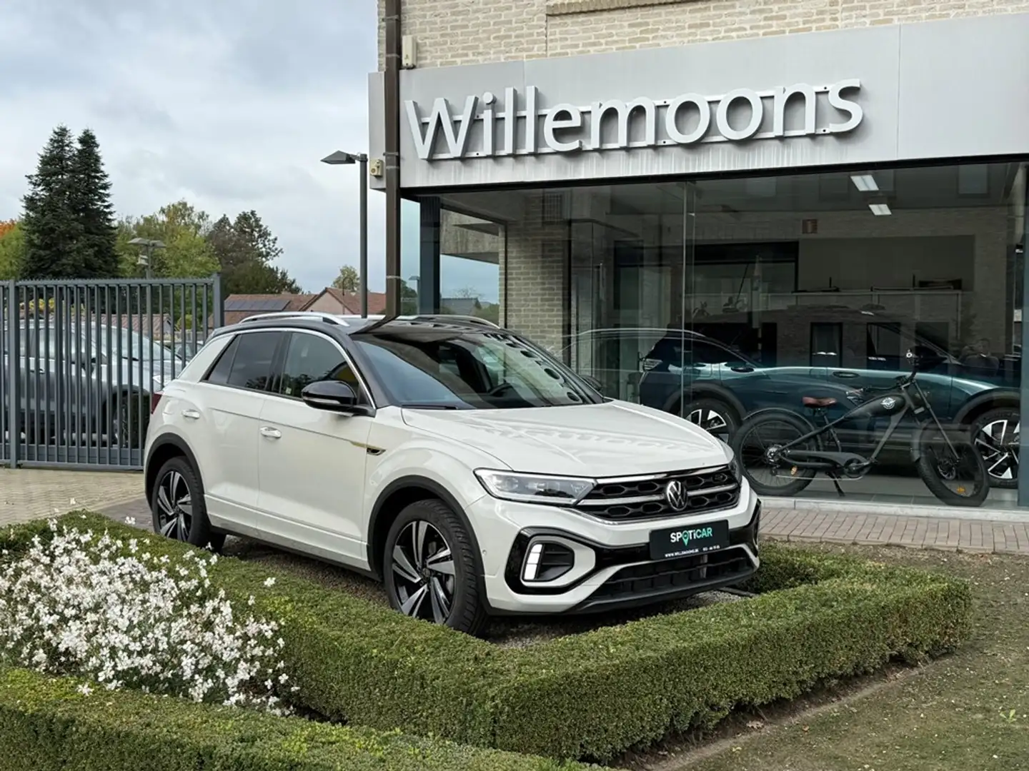 Volkswagen T-Roc R-Line 1.5 TSI 115PK DSG7 *Camera*Apple CarPlay-An Grijs - 1