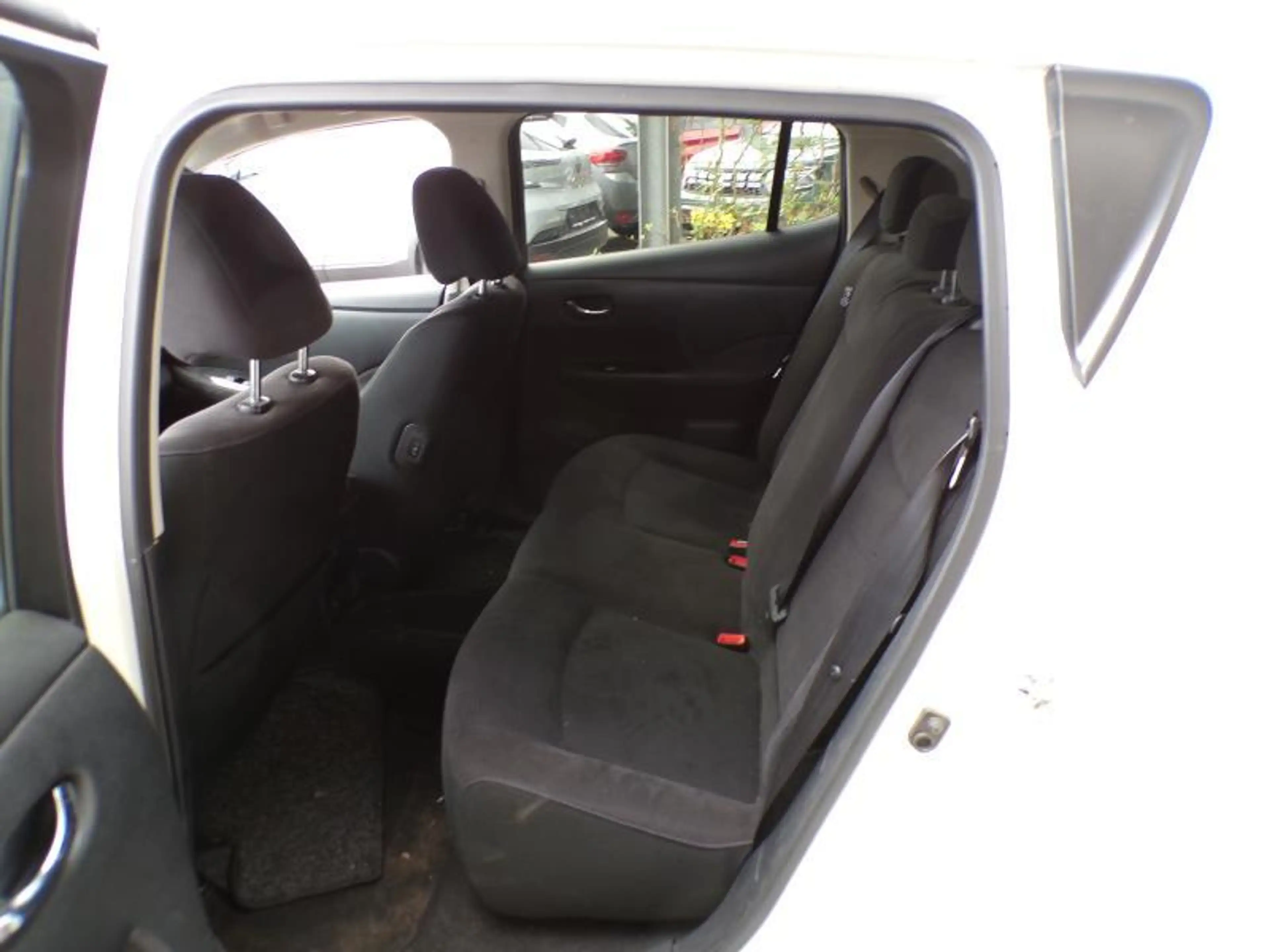 Nissan Leaf 30KWh 109cv Automatique Blanc 10/17 Airco GPS — photo 7