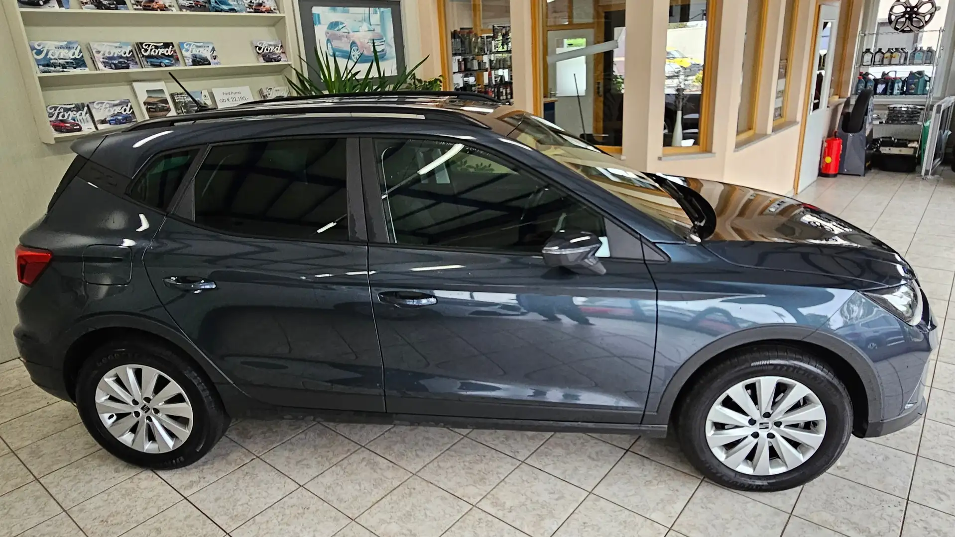 SEAT Arona Style *AUTOMATIK  *NAVI *LED *PARKTRONIK Grau - 2