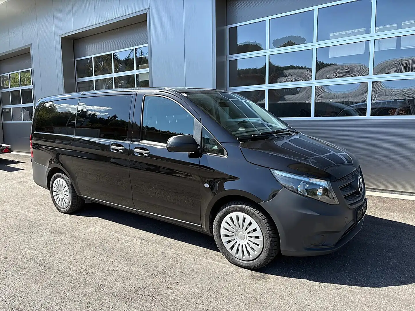 Mercedes-Benz Vito Tourer Pro 114 BlueTEC extralang 4x4 Aut. Schwarz - 1