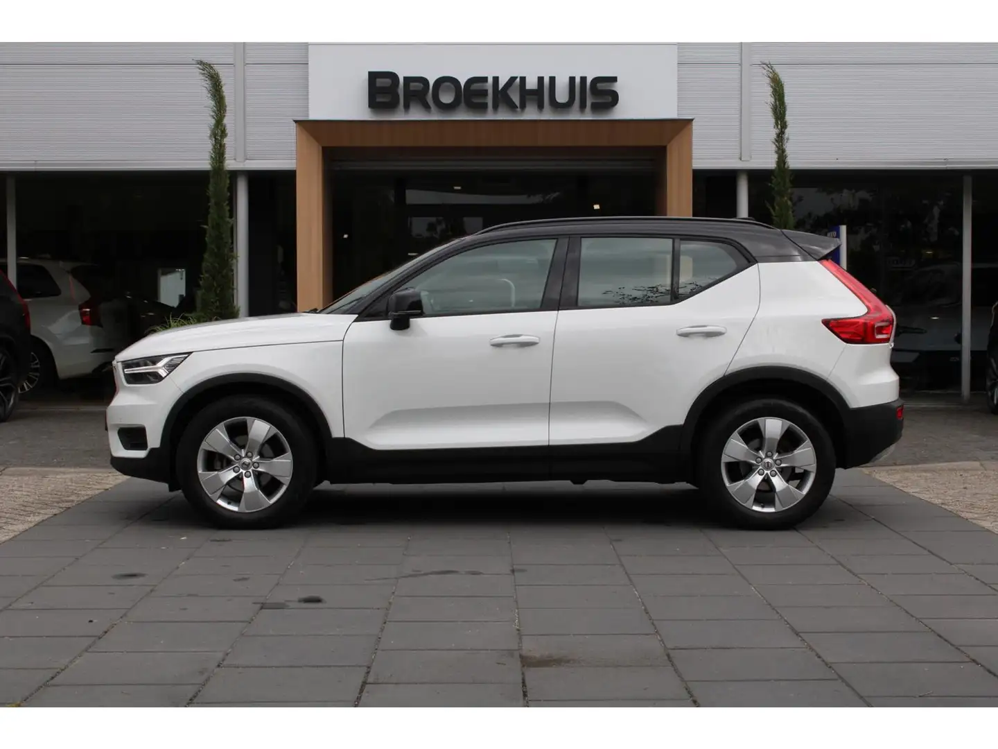 Volvo XC40 1.5 T3 Momentum Pro | 18" 5-Spaaks Silver velgen m Wit - 2
