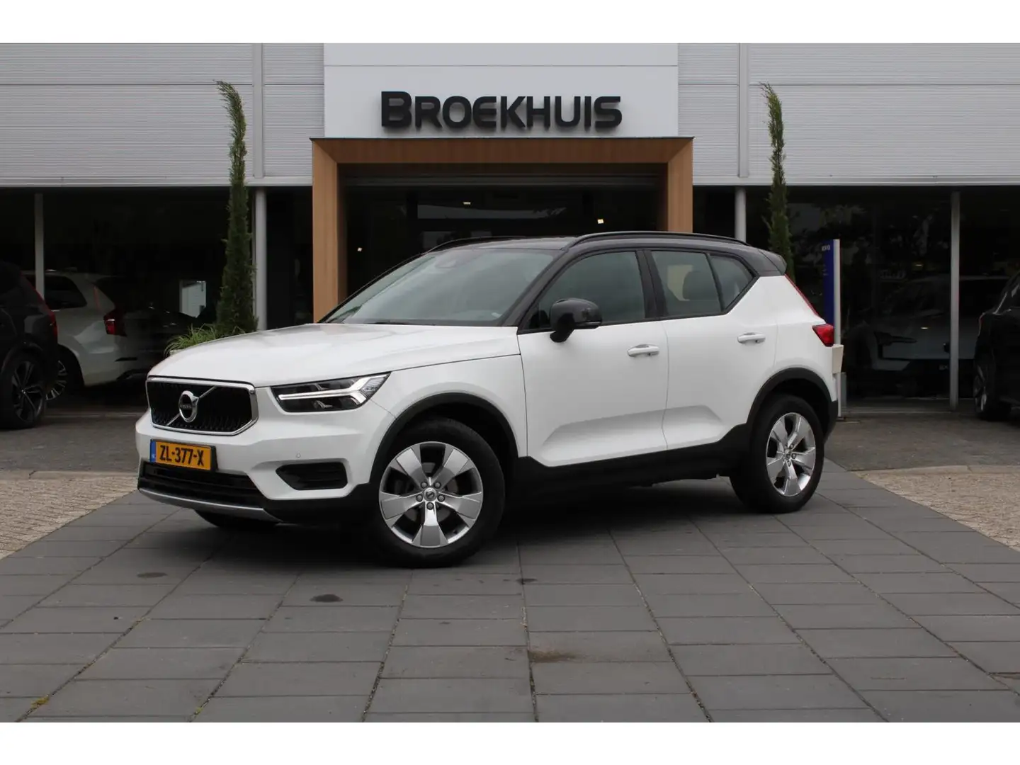 Volvo XC40 1.5 T3 Momentum Pro | 18" 5-Spaaks Silver velgen m Wit - 1