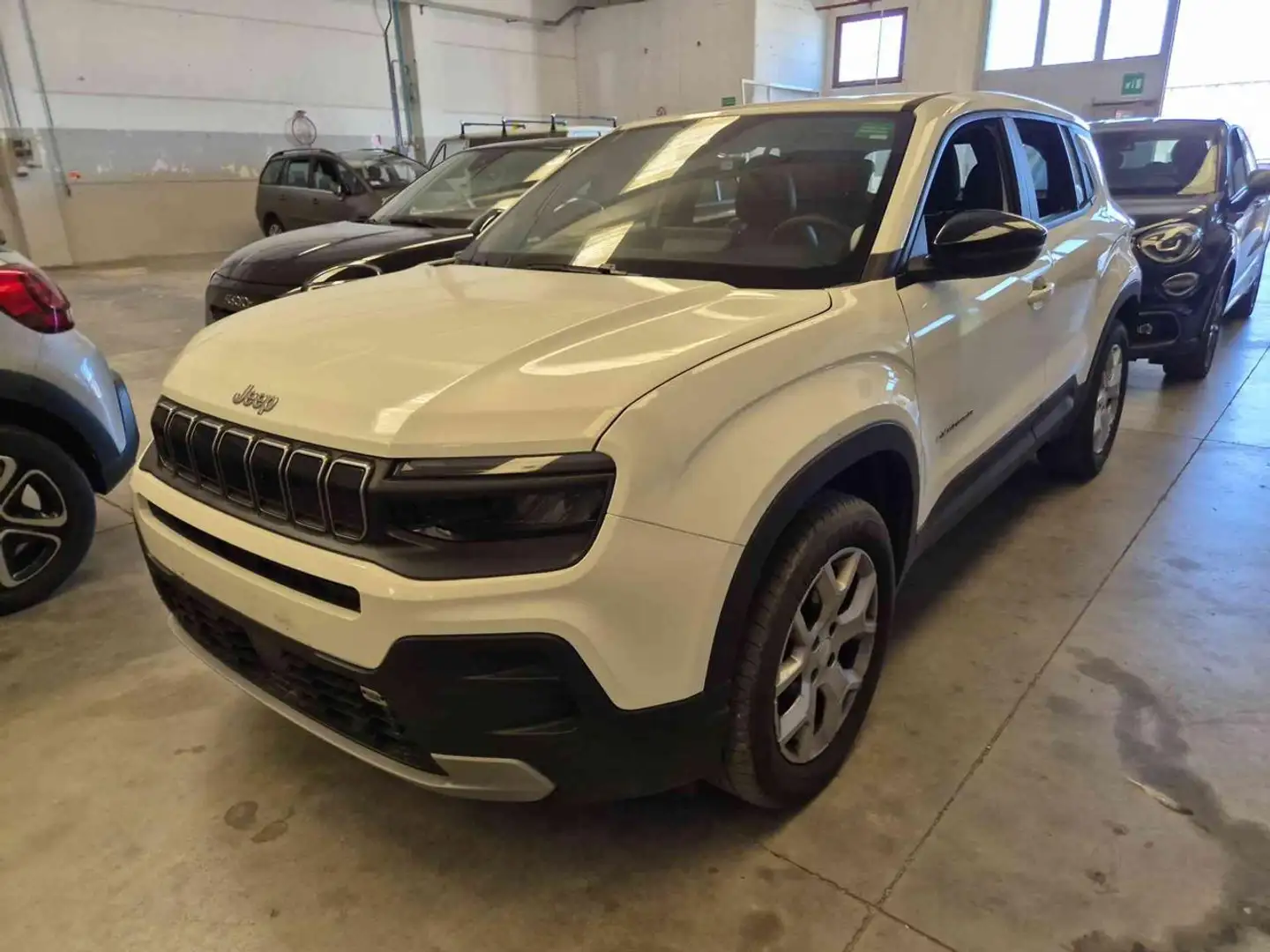 Jeep Avenger 1.2 Turbo 100 CV Altitude Weiß - 1