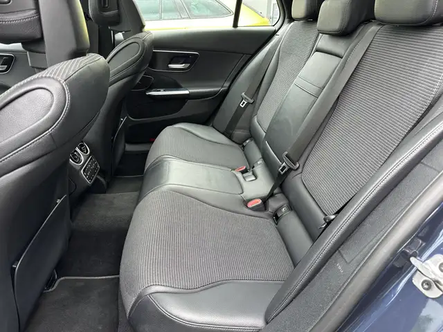 Mercedes-Benz 220 view 15