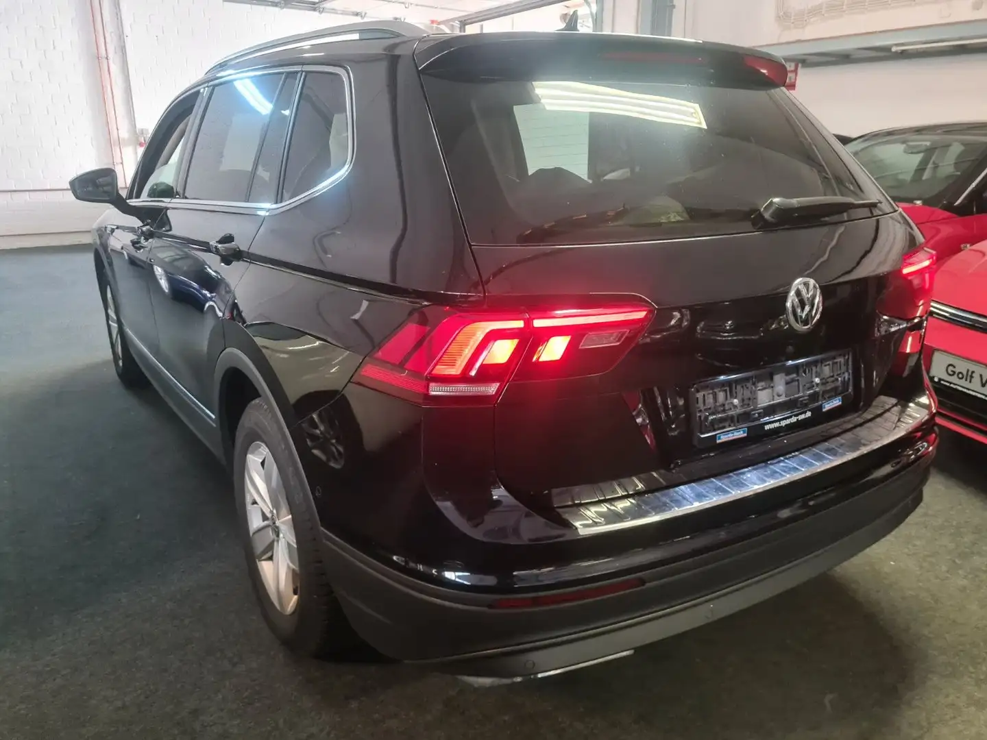 Volkswagen Tiguan Allspace Comf 4Motion 1.HAND NAVI AHK LED Schwarz - 2