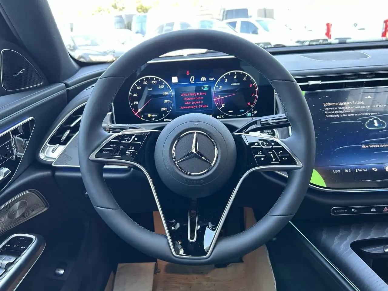 Mercedes-Benz E-Class снимка Mercedes-Benz E-Class
