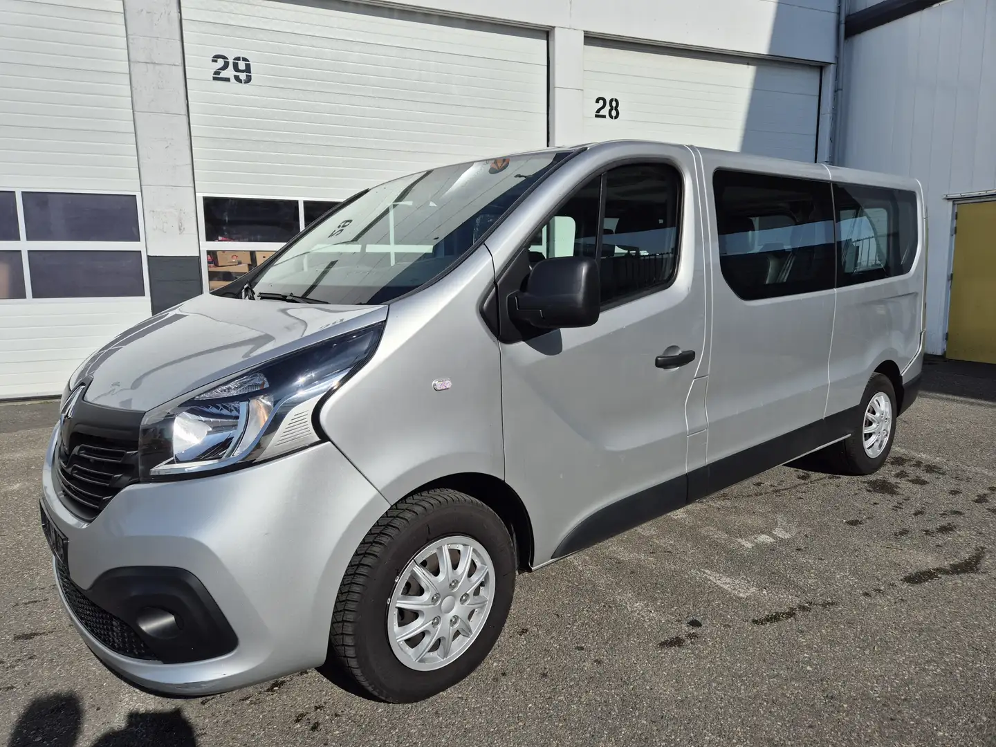 Renault Trafic 1.6 dCi passenger 8-pers 72.000km militair kenteke Zilver - 1