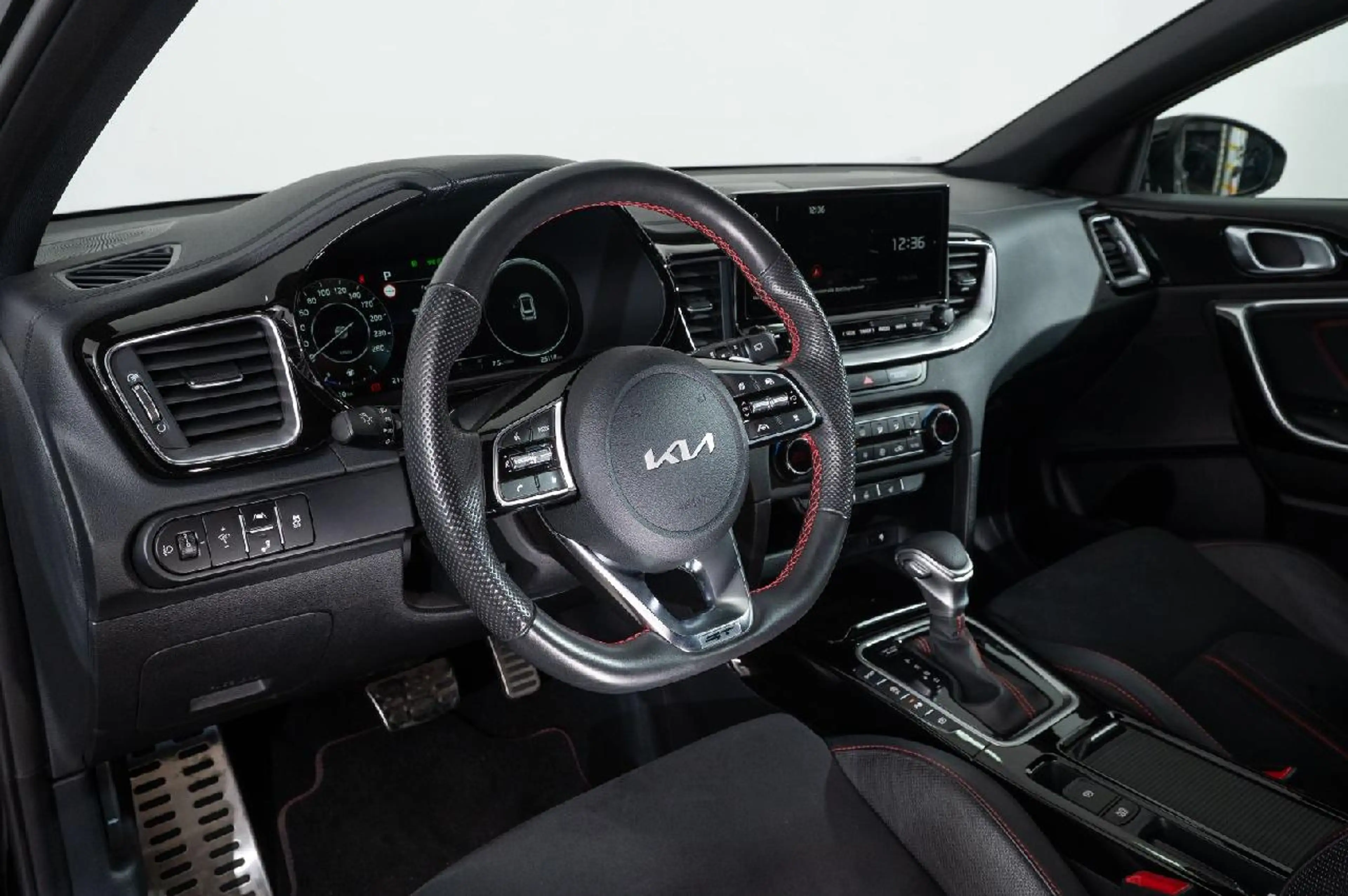 Kia Ceed / cee'd GT — photo 11