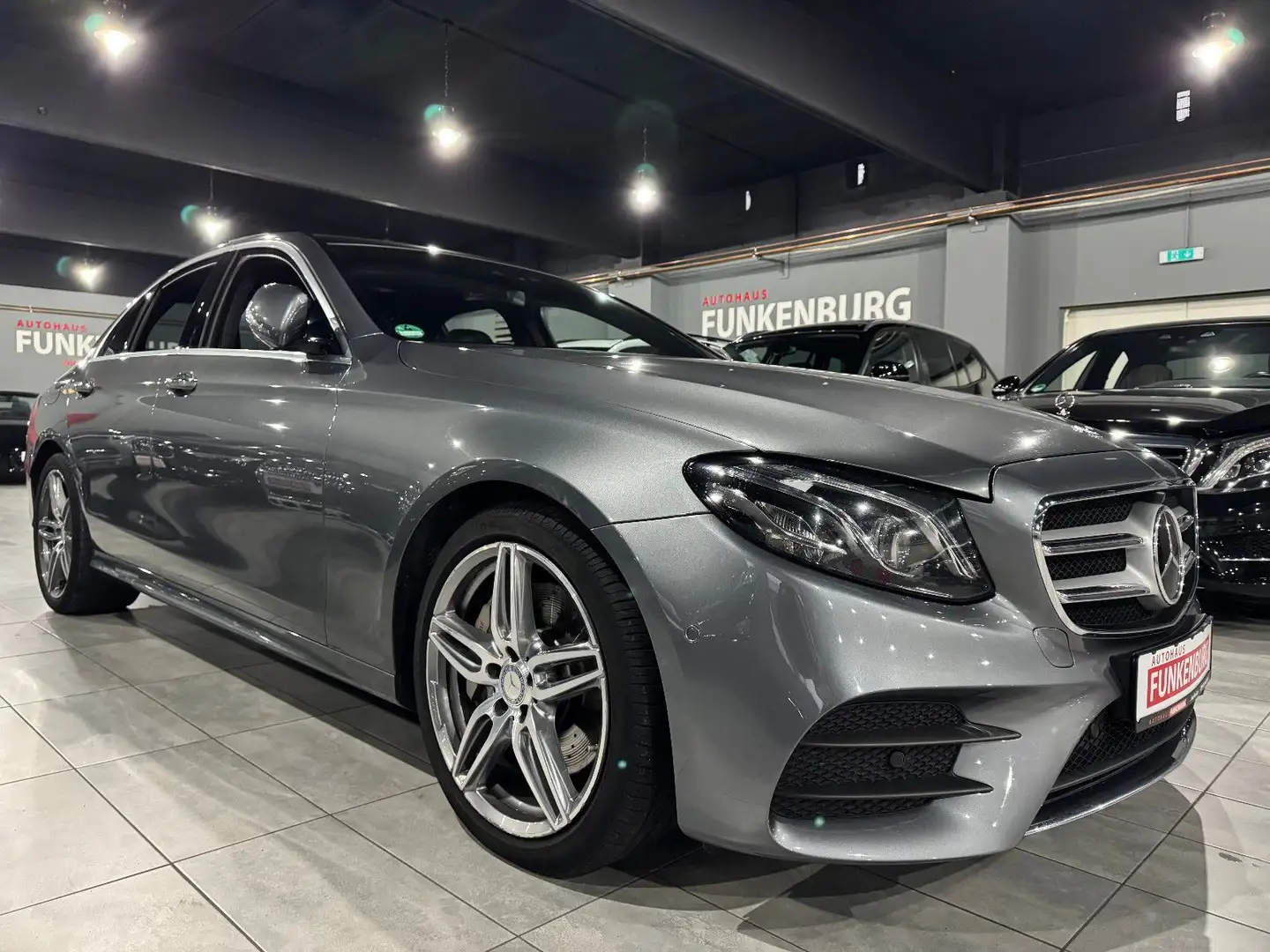 Mercedes-Benz E 400 Lim 4M AMG/PANO/HUD/360°/DISTR/STHZ/WIDESC Šedá - 1