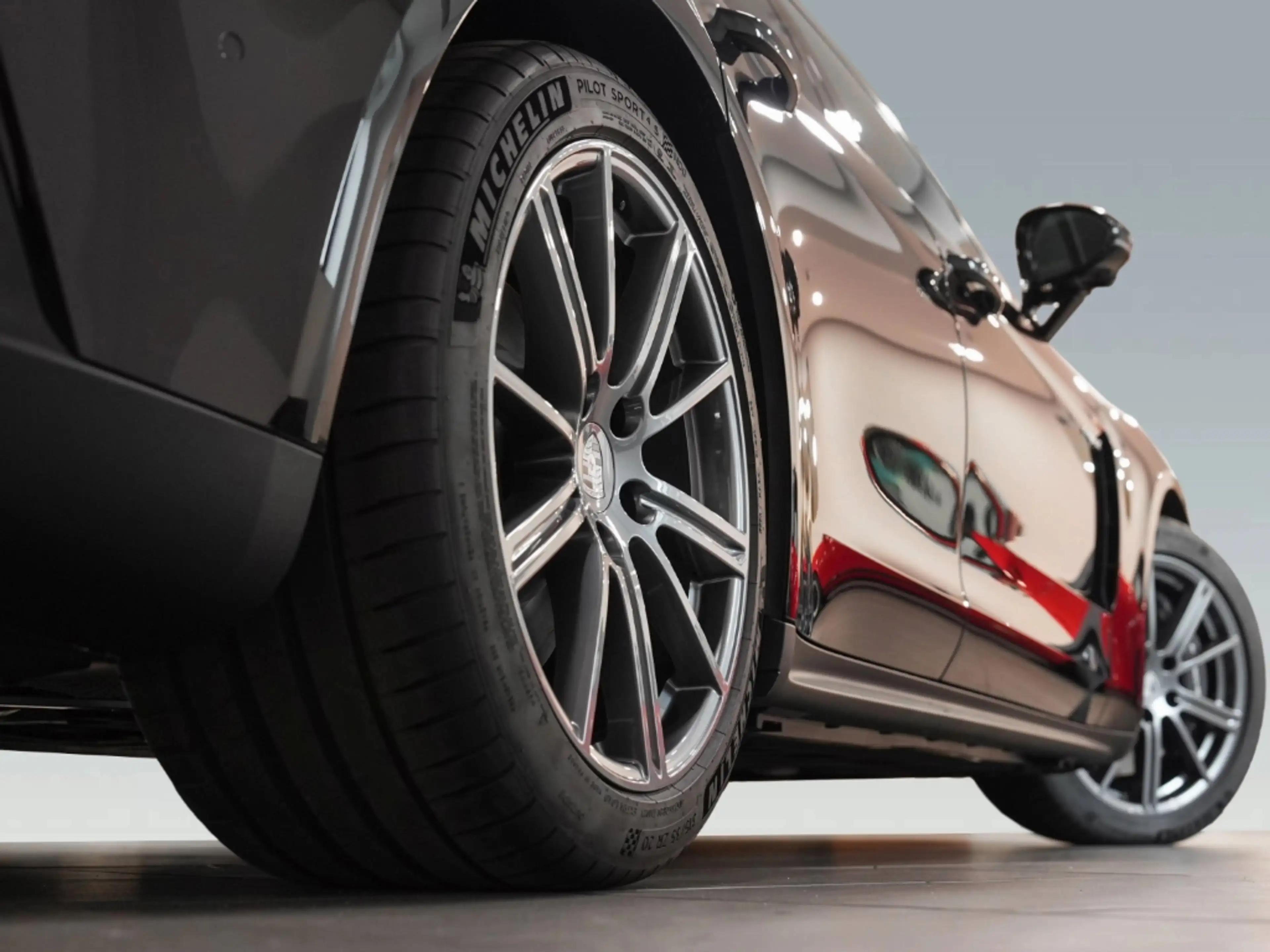 Porsche Panamera 4 E-Hybrid — photo 9
