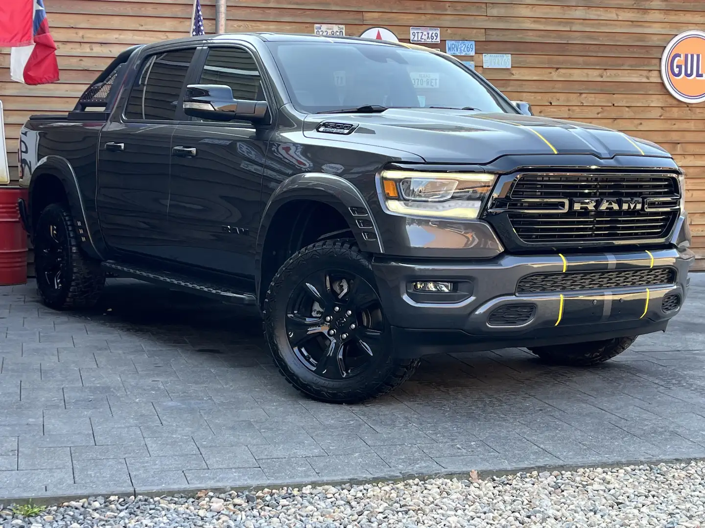 Dodge RAM 1500 5,7L LARAMIE 4x4 PANO AHK LPG Alpine Grau - 2