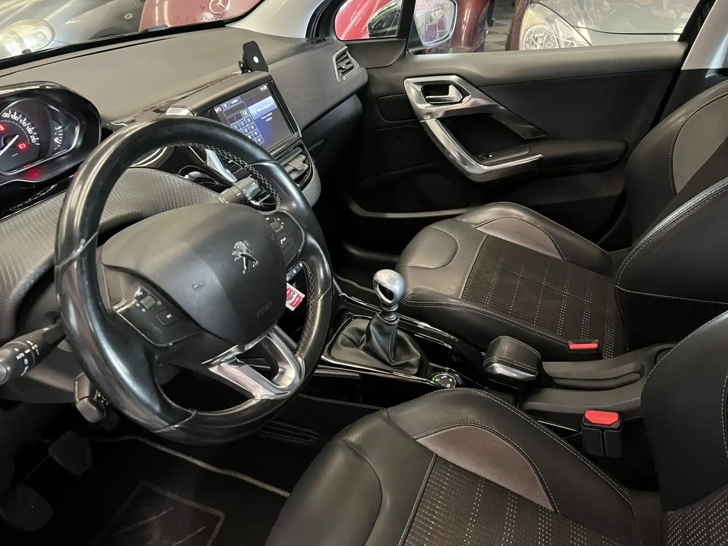 Peugeot 2008 BlueHDi 100 Black MAtt GT Zwart - 2