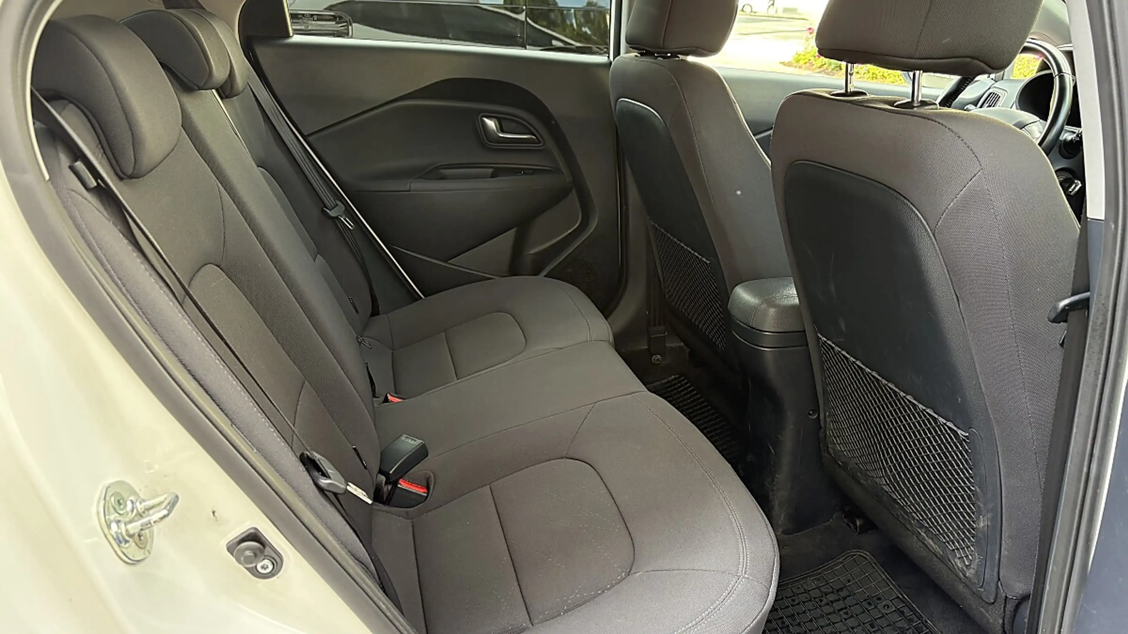 Kia Rio 1,4 CRDi Silber — photo 7