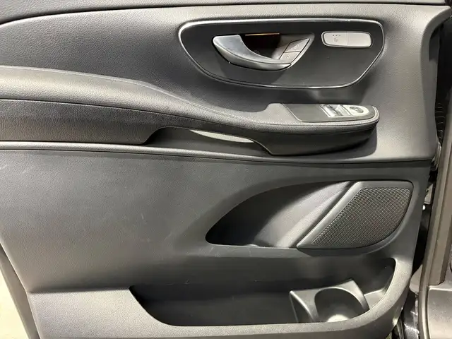 Mercedes-Benz V-Class view 21