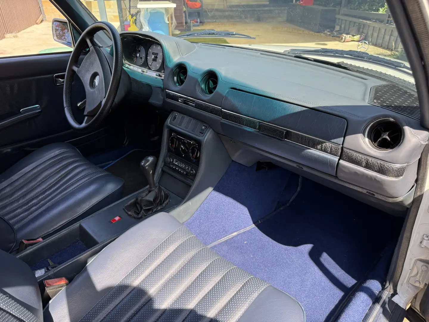 Mercedes-Benz 200 D - 1