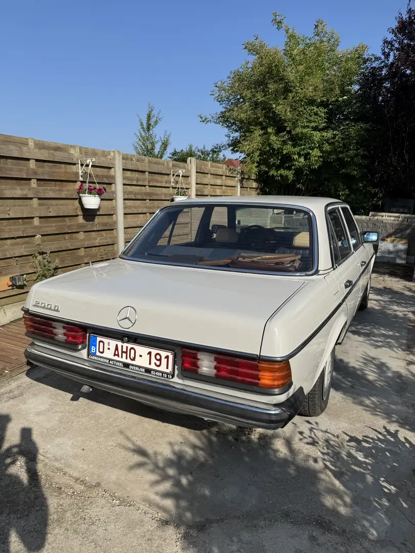 Mercedes-Benz 200 D - 2