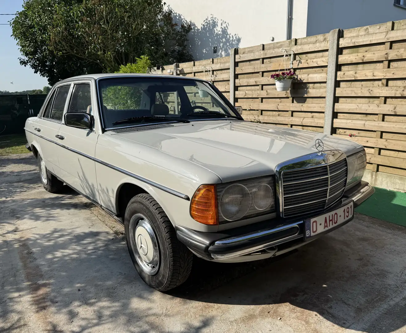 Mercedes-Benz 200 D - 1