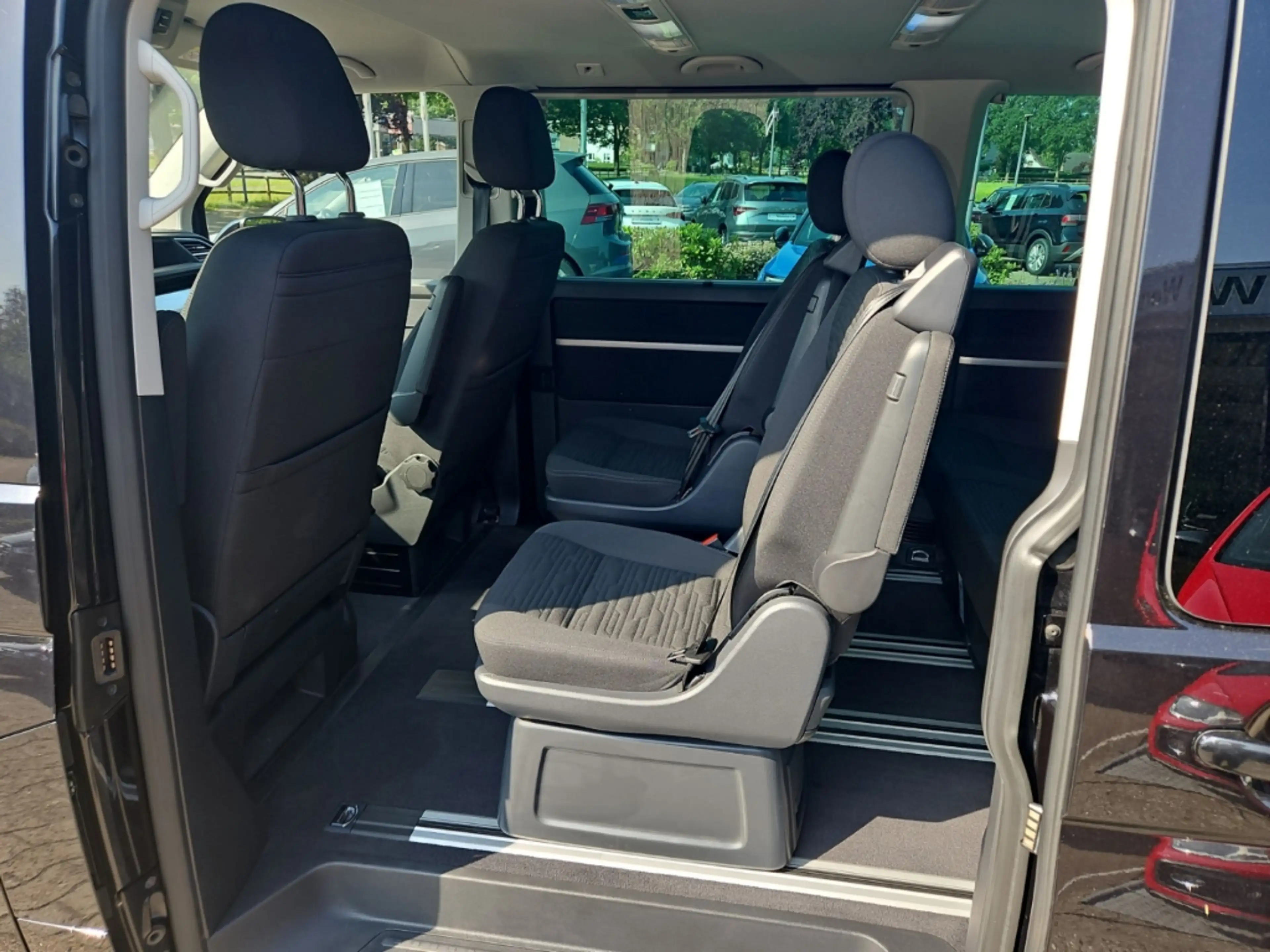 Volkswagen T6.1 Multivan 4MOTION 2.0 TDI Comfortline DSG LED ACC AHK NAV LM — photo 11