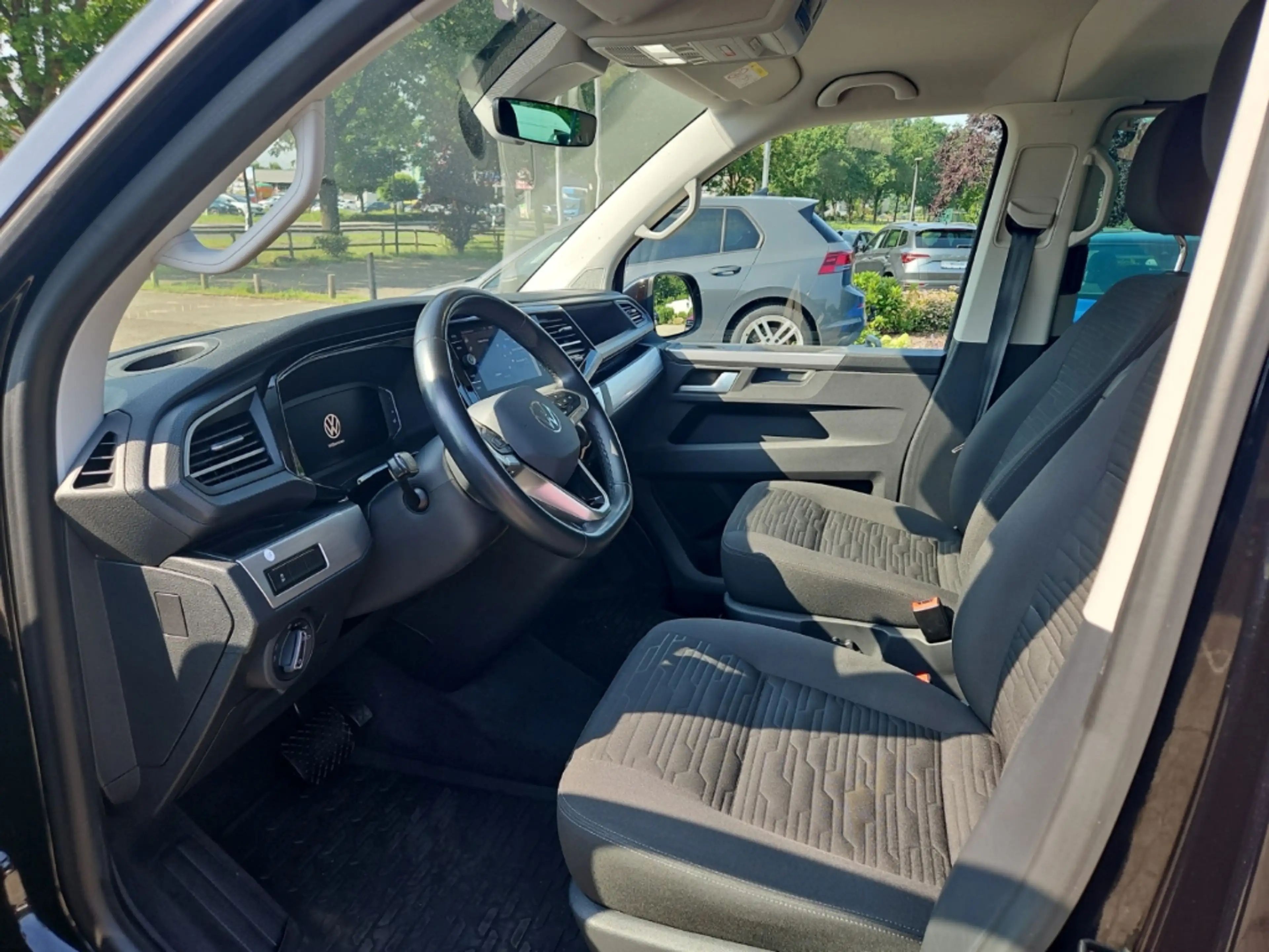 Volkswagen T6.1 Multivan 4MOTION 2.0 TDI Comfortline DSG LED ACC AHK NAV LM — photo 7