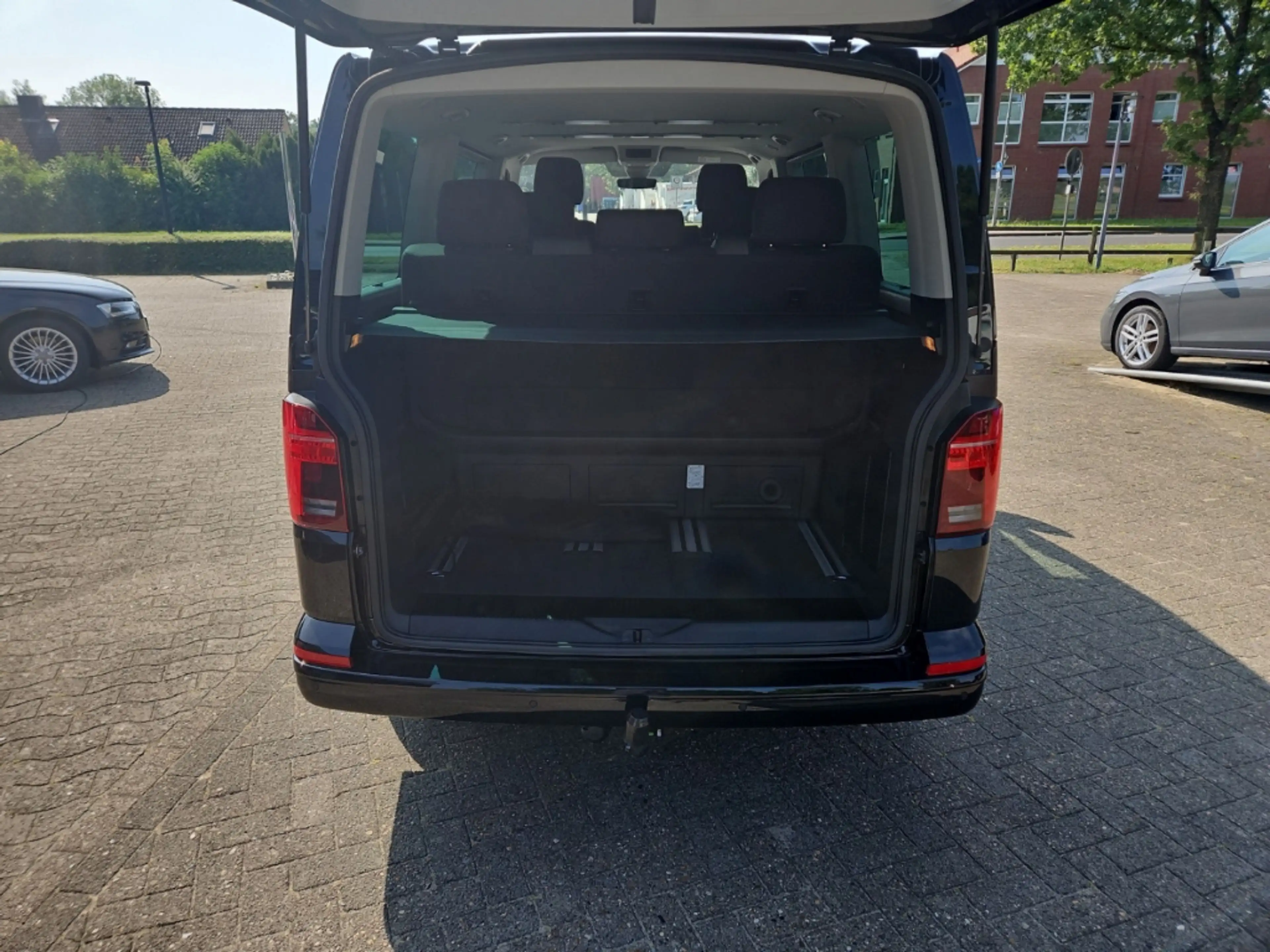 Volkswagen T6.1 Multivan 4MOTION 2.0 TDI Comfortline DSG LED ACC AHK NAV LM — photo 13