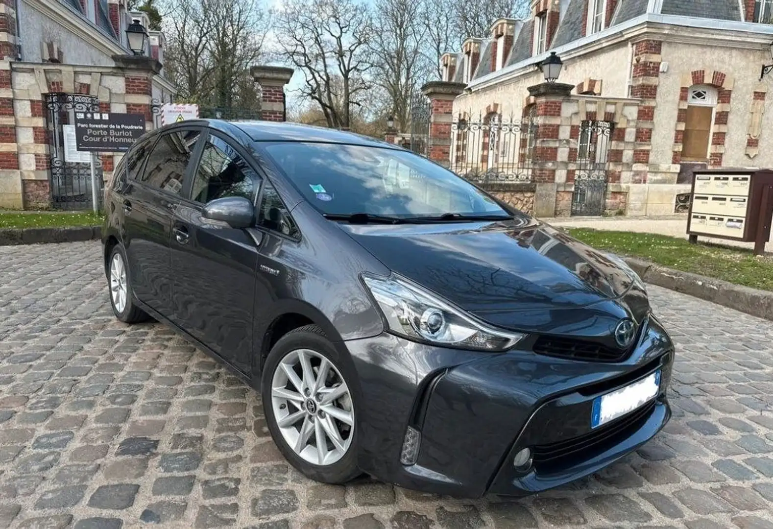 Toyota Prius+ 1.8 Hybride Skyview 136h Gris - 1
