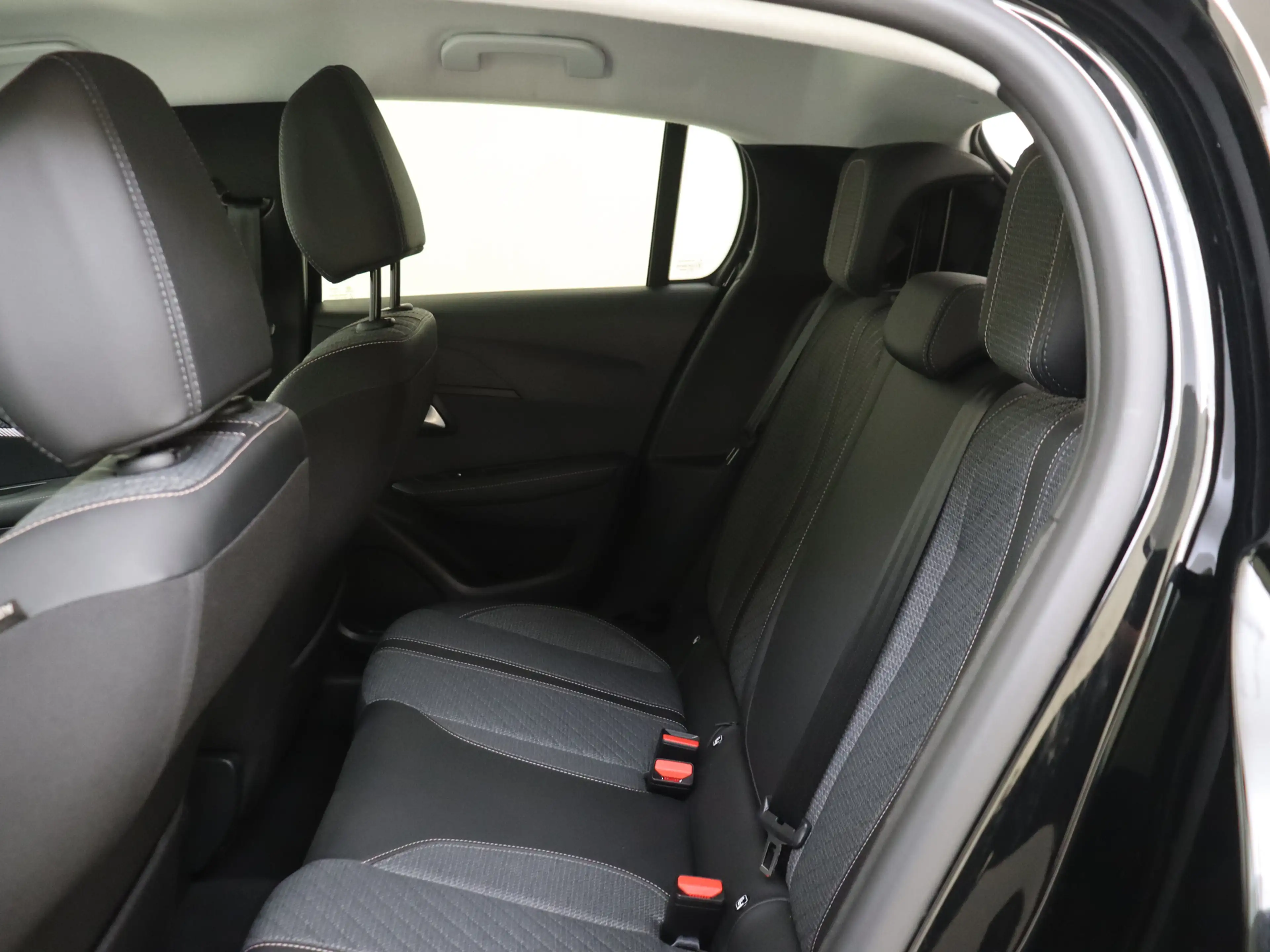 Peugeot e-208 EV Allure 51 kWh — photo 12