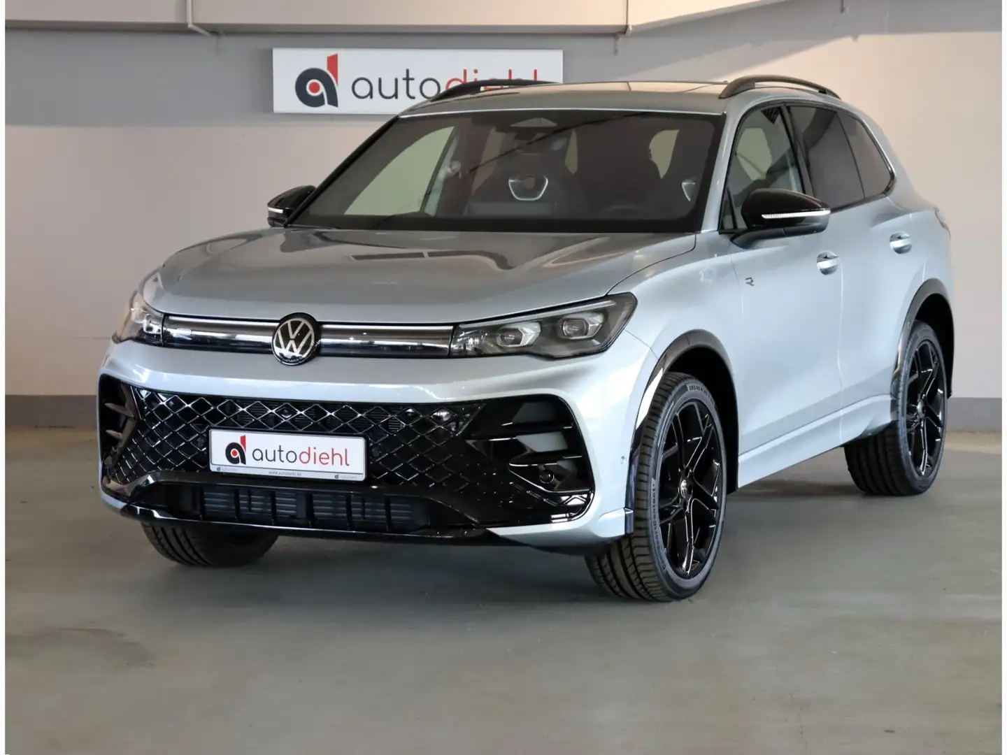 Volkswagen Tiguan 2.0 TDI DSG 4Motion R-Line *AHK*PANO Silber - 2